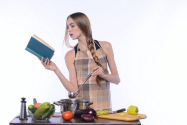 料理の勉強を独学でする時のポイントや、注意点についてご紹介